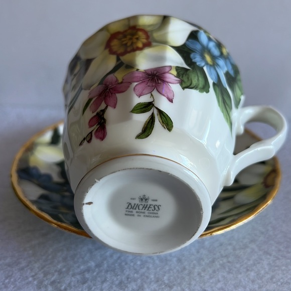 Duchness Fine Bone China England teacup and saucer - Picture 4 of 5